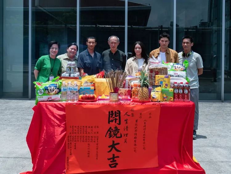 《人生清理員》主創團隊　左起製作人楊凱婷、蔡嘉茵、黃冠智、金士傑、宋芸樺、鳳小岳以及導演陳大璞。果陀提供