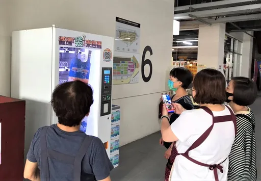 桃園市推廣「不用塑膠袋,自備環保袋」 新永和市場設環保袋販賣機