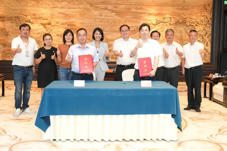 南投縣農會總幹事曾明瑞（前排左）與中國大陸相關單位簽下農業訂單。縣府提供