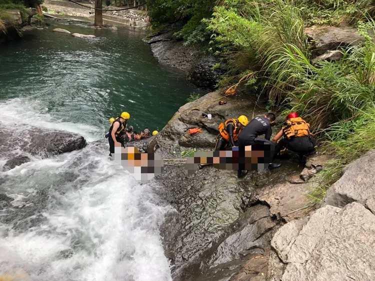 警消打撈溺水者上岸。桃園市消防局提供