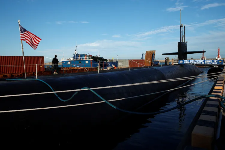 美軍核潛艦「肯塔基號」（USS Kentucky）停靠在南韓釜山港。路透社
