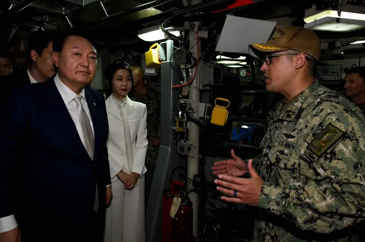 南韓總統尹錫悅與夫人金建希，19日登上停於釜山的美軍核潛艦「肯塔基號」（USS Kentucky）。翻攝駐韓美軍臉書
