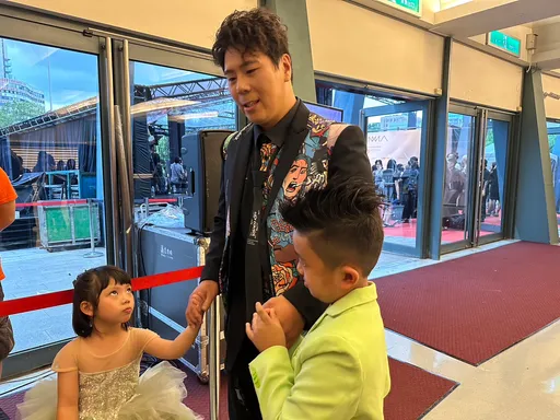 邵大倫金曲紅毯攜2子女　「家族的旅程」