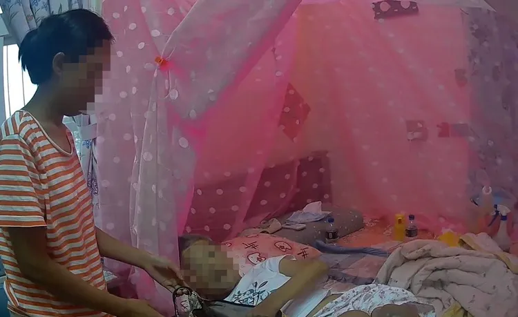 警方破門協助洗腎婦就醫。大園警分局提供