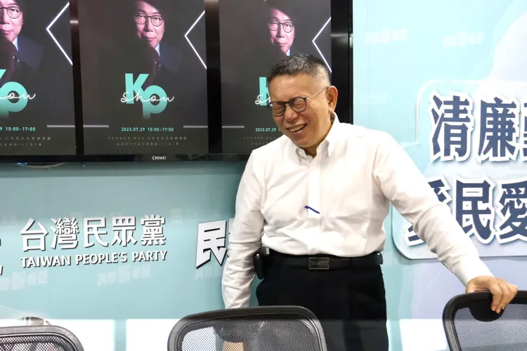 柯文哲笑指自己明早還要來排練舞蹈，怕出槌。彭欣偉攝