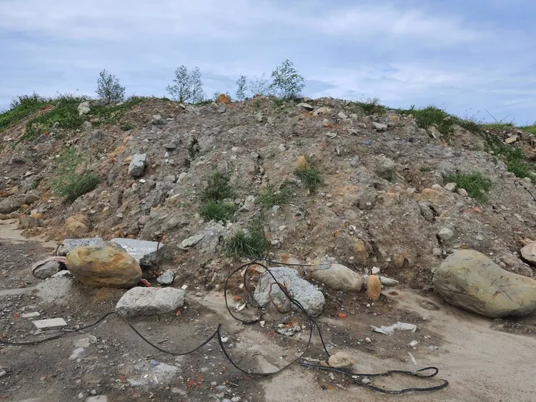營運廢土及廢棄物堆成小山。民眾提供