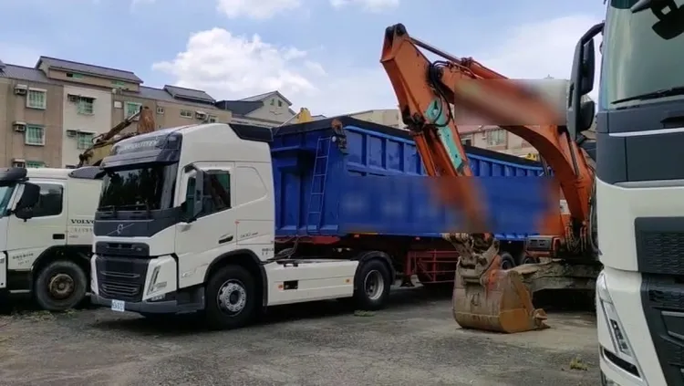 檢警查扣多輛挖土機、砂石車。民眾提供