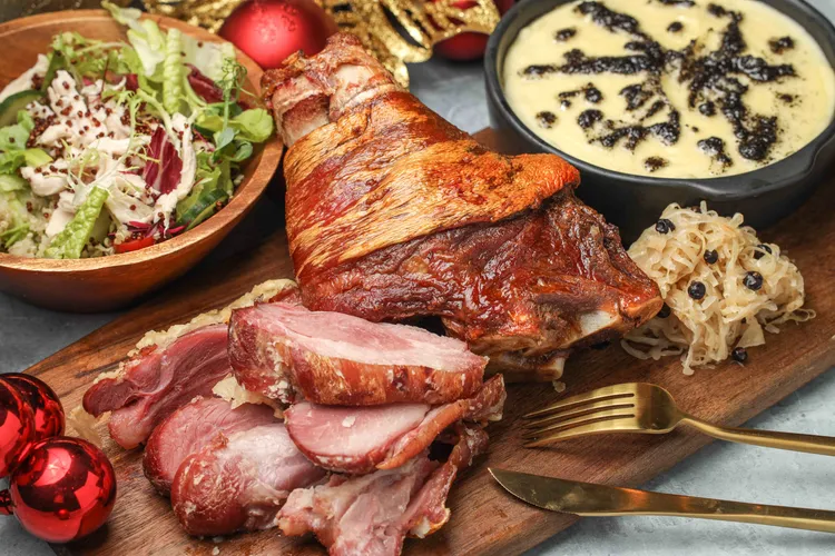 「德國脆皮豬腳分享餐」主食包含脆皮豬腳、法式嫩烤春雞與巴伐利亞香腸，每套3680元。台北晶華酒店提供