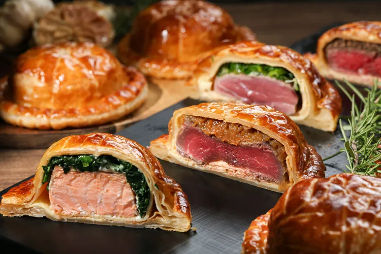 Robin’s牛排館以威靈頓肉派為主題，將美國頂級牛菲力、紐西蘭鹿菲力、挪威鮭魚、白羅曼鵝包入鬆脆酥皮中，推出威風老爸父親節饗宴。台北晶華酒店提供