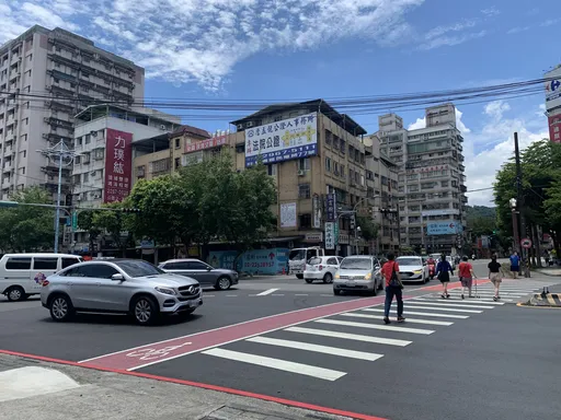 停讓行人新制上路！公車右轉撞傷人　駕駛開罰、吊扣駕駛執照一年
