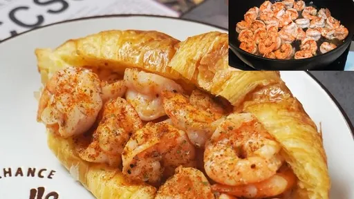 懶出門覓食！30秒自製蒜香蝦可頌　大口吃超滿足