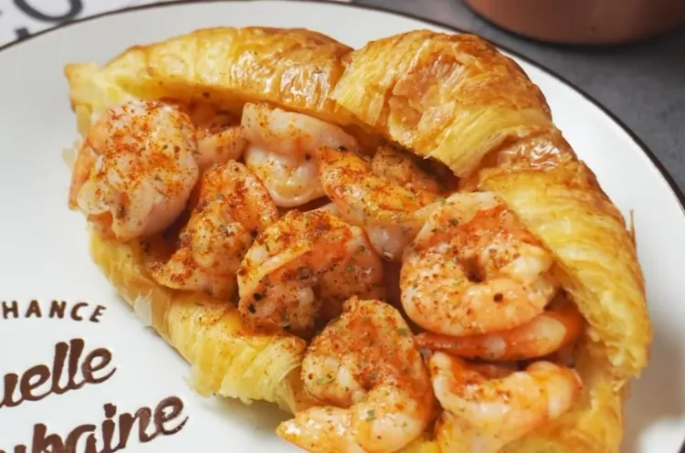 蒜香蝦可頌3人份材料：
蝦仁30隻、鹽巴1茶匙、黑胡椒1/2茶匙、蒜片20克、奶油20克、白酒100毫升、紅椒粉1茶匙、巴西里1茶匙
檸檬汁半顆、（醬汁）美乃滋2大匙
芥末籽醬1大匙。IG @woodywoody315 提供