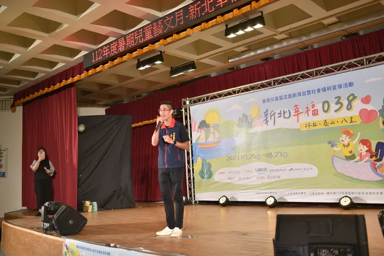 林口區長廖武輝與現場700多名親子朋友一起欣賞戲劇演出，現場反應熱烈。公所提供