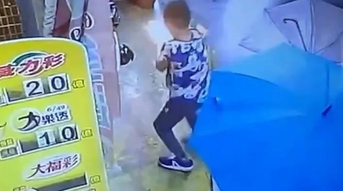 男童智慧手錶自燃過程相當驚險。翻攝自新聞爆料網
