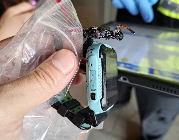 爆炸後的智慧手錶，整個面目全非。消防隊提供
