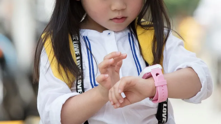 許多民眾都會幫小學生準備智慧手錶。翻攝自About Time粉專