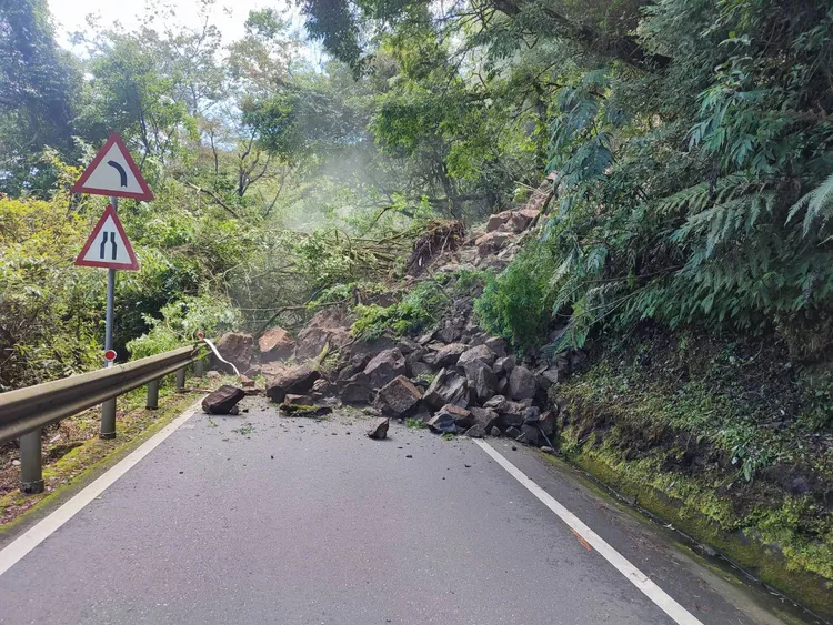 合歡山公路坍方。民眾提供