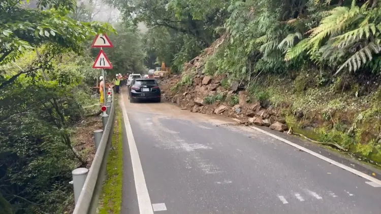 坍方路段經工務段全力搶通，目前已恢復單線通車。警方提供
