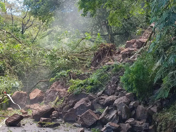 大片土石連同樹木崩落，造成台14甲線交通中斷。民眾提供