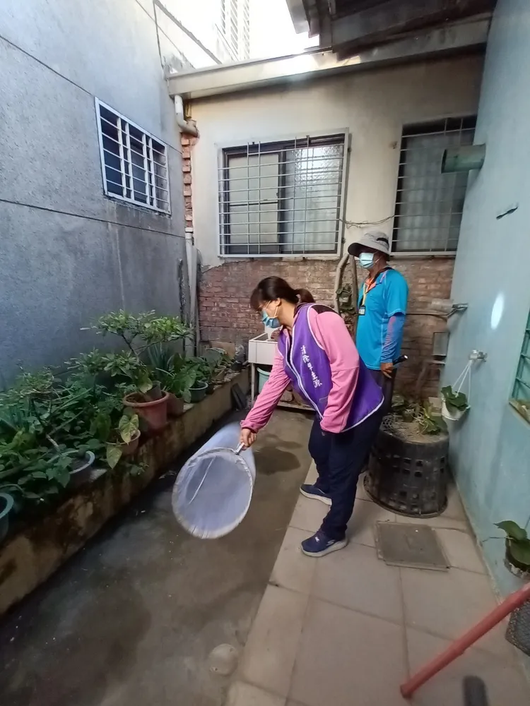 屏東縣出現首例登革熱，縣府跨局處動員，今日上午展開社區消毒。翻攝畫面