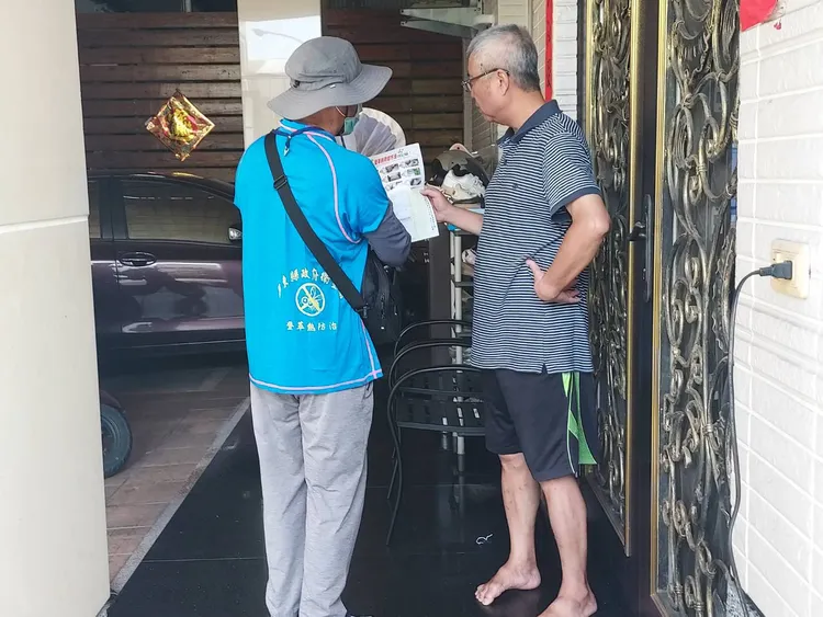 屏東縣出現首例登革熱，縣府跨局處動員，今日上午展開社區消毒。翻攝畫面