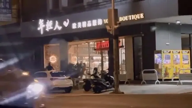 4名嫌犯持棍棒砸店。翻攝「社會事新聞影音」