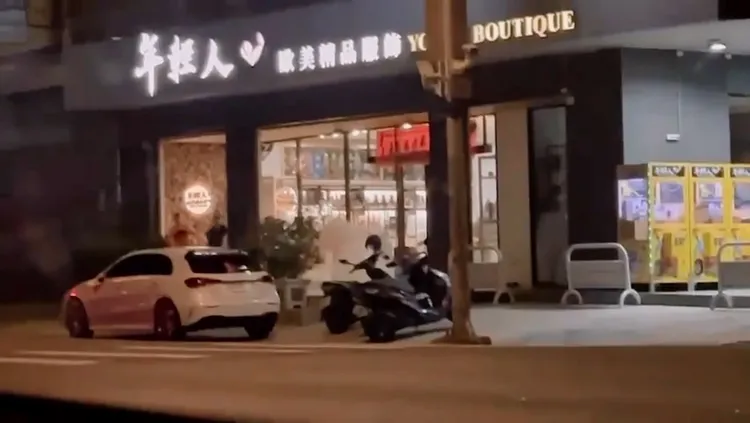 嫌犯先朝服飾店門口投擲鞭炮。翻攝「社會事新聞影音」