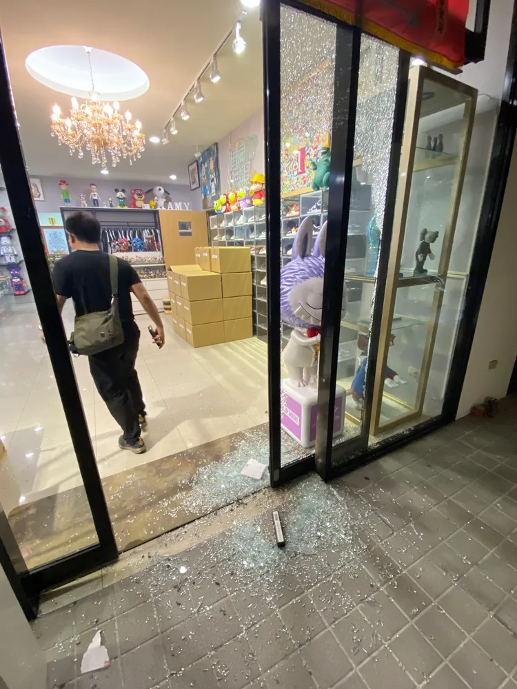 服飾店玻璃門窗被砸毀。民眾提供