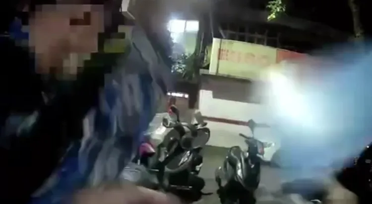 老翁拍落警方手上單據。翻攝畫面