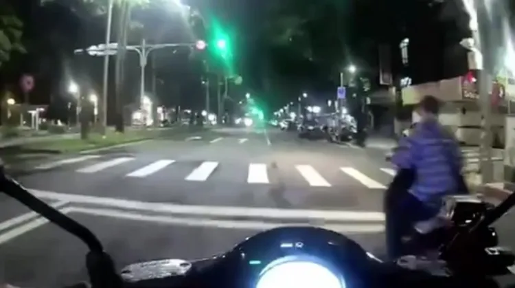 老翁沒戴安全帽遭攔查。翻攝畫面