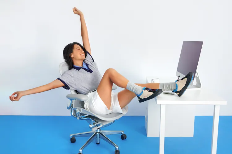 在日本音樂祭、野營爆紅的Jasper鞋，被王麗雅穿進「辦公室」。品牌提供