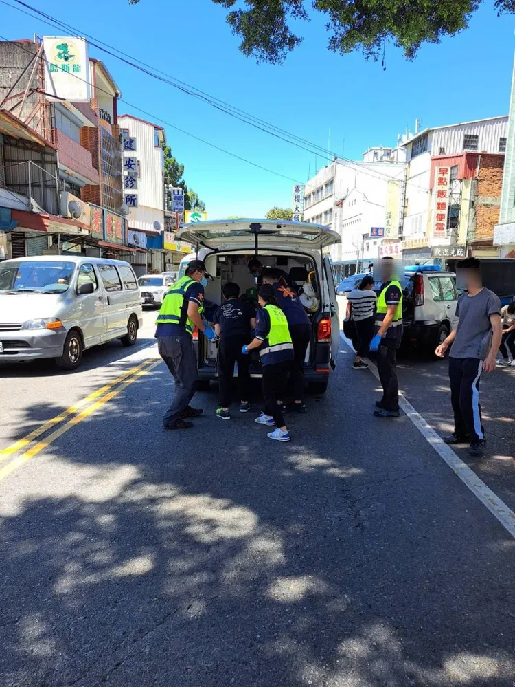 男子被送往里榮民醫院救治。讀者提供