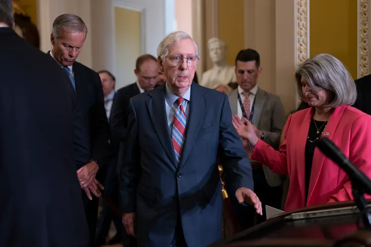 麥康奈在眾人協助下返回辦公室。美聯社