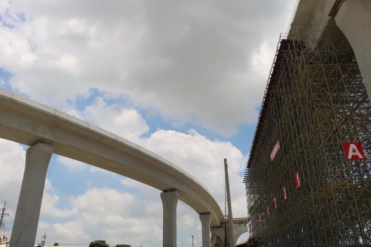 國道一號增設銜接台74線系統交流道工程，工程進度達72%，預計明年5月完工通車。張廖萬堅辦公室提供