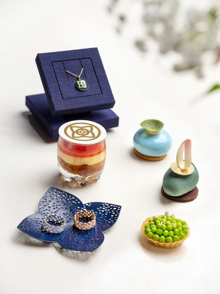 文華東方酒店行政西點主廚趙崇曦，將De Beers標誌性符碼引入「夏日美鑽花園」下午茶菜單當中，創作出10餘道巧思獨具的甜鹹美點。品牌提供