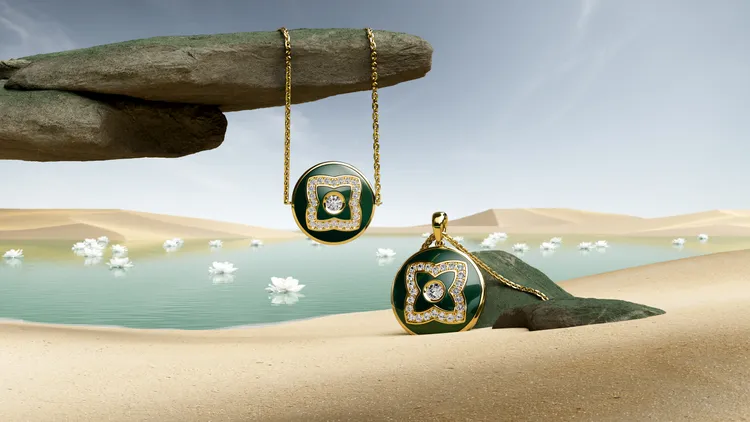 Enchanted Lotus 18K金與綠色琺瑯鑽石圓牌手鍊（左）7萬7000元、吊墜項鍊（右）8萬元。品牌提供