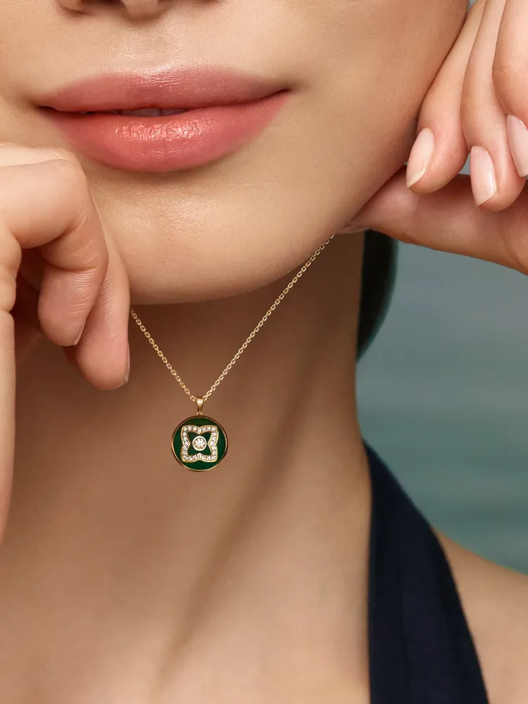 De Beers於以蓮花為主題的Enchanted Lotus珠寶系列下，增添2款以18K金搭配「綠色琺瑯」調合出的新作。品牌提供