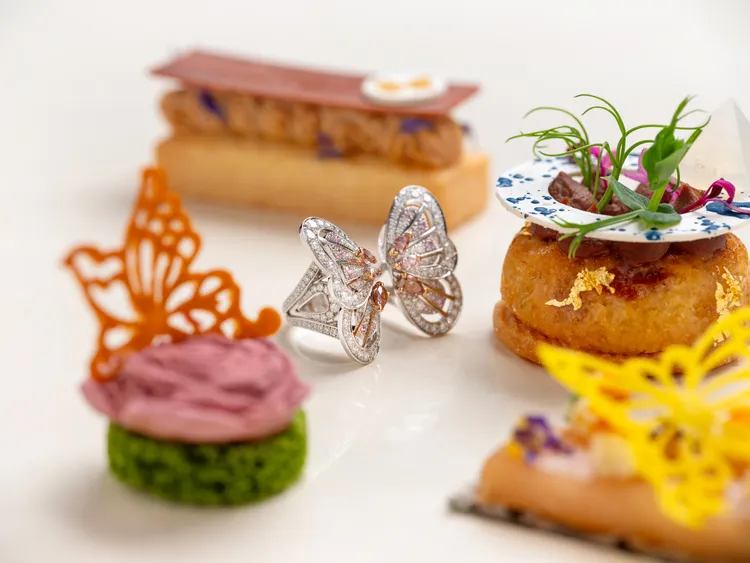 在下午茶餐點中，隨處可見汲取自De Beers經典Portraits of Nature butterfly系列珠寶中的蝴蝶圖騰。品牌提供