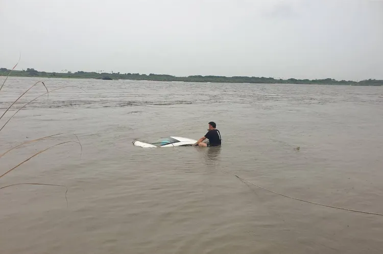 鐘男趴在自小客車上求救。翻攝畫面