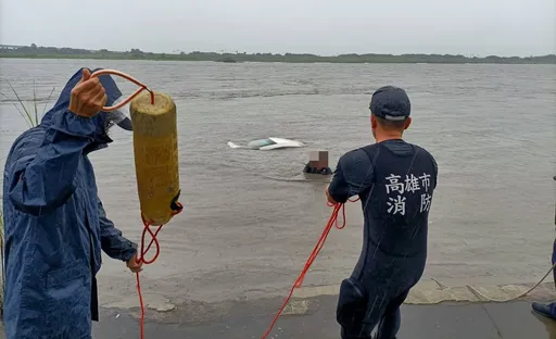男子駕車不慎駛入高屏溪!警及時救援 竟是為這事落水
