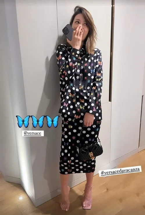 Melody身為時尚名媛，馬上把VERSACE送來的新貨穿上身。翻攝Melody的IG
