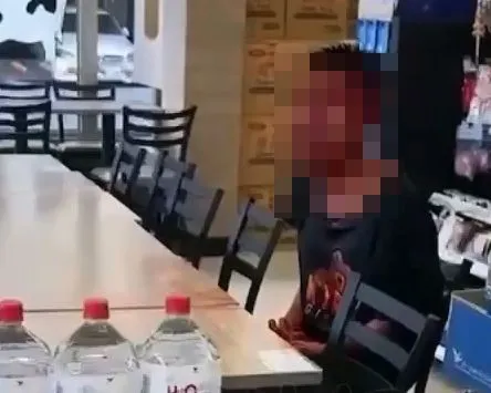 17歲少年被父親持榔頭打到鮮血直流，坐在超商內哭喊「救命」。翻攝記者爆料網