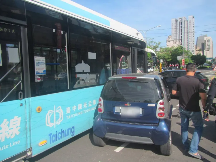 Smart轎車違規變換車道與公車發生擦撞。民眾提供