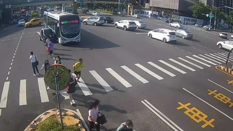 事故發生後，公車上的乘客紛紛下車改搭其他公車。民眾提供