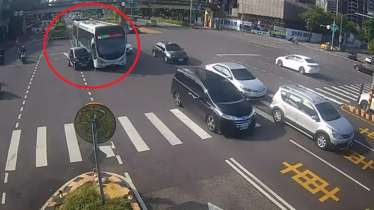 公車反應不及，與轎車發生擦撞。民眾提供