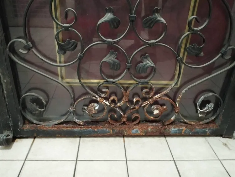 王女租屋處大門，底部出現鏽蝕狀況。翻攝自王女臉書