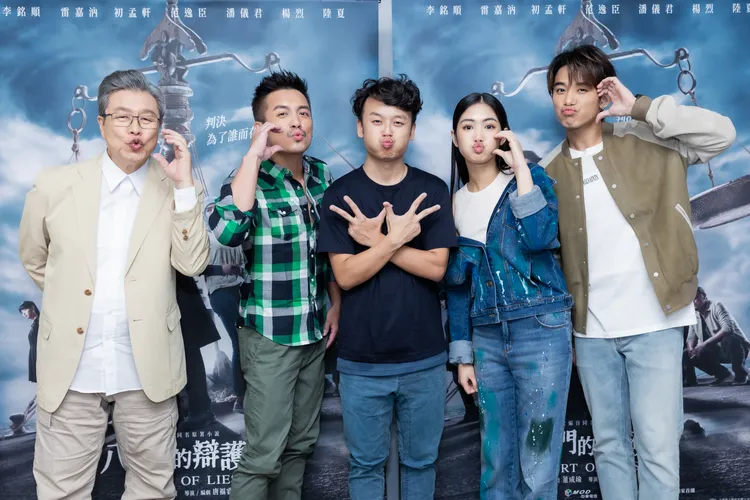 導演唐福睿（中）跟演員齊嘟嘴。鏡文學提供