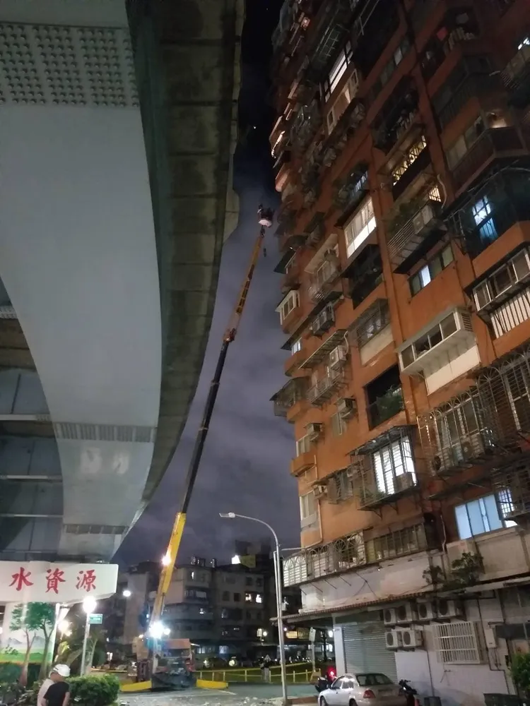 北市萬華華江里某老舊大樓，昨下午發生外牆花台大片剝落意外，連夜搶修。翻攝北市華江里長洪佳君臉書