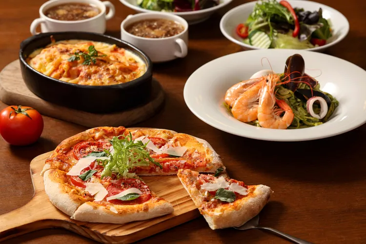 主廚同時推薦「瑪格莉特披薩」，選用莫札瑞拉起司、番茄、羅勒組成，最大亮點是嚴選具有顆粒口感的杜蘭小麥粉製成餅皮，也是饕客首選品項之一。義饗食堂提供