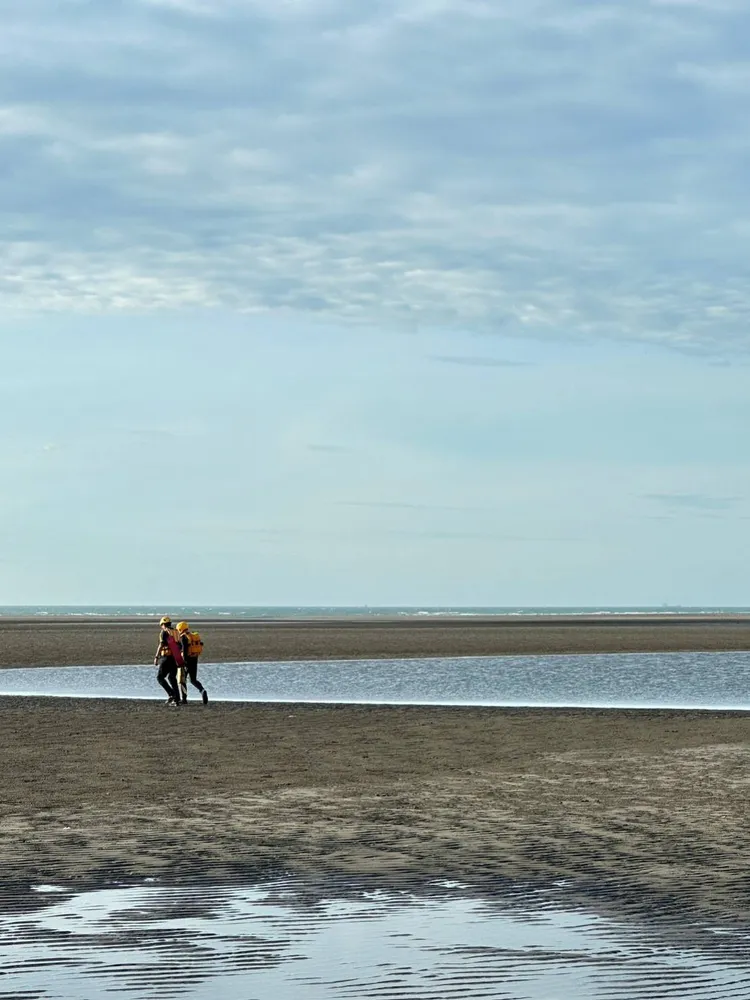 3名越南籍人士，在「海角明珠」附近海域戲水遭沖走。翻攝畫面